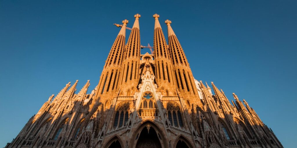 sagrada familia görseli oluştur sitemde kullanmalık (1)